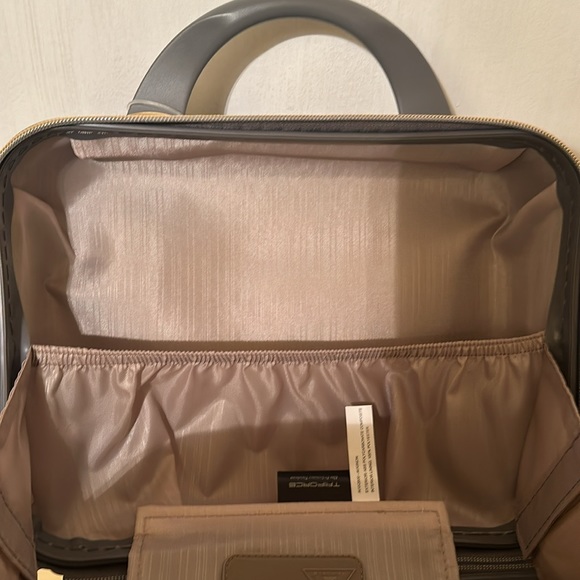 Beauty/Travel case - Picture 5 of 9